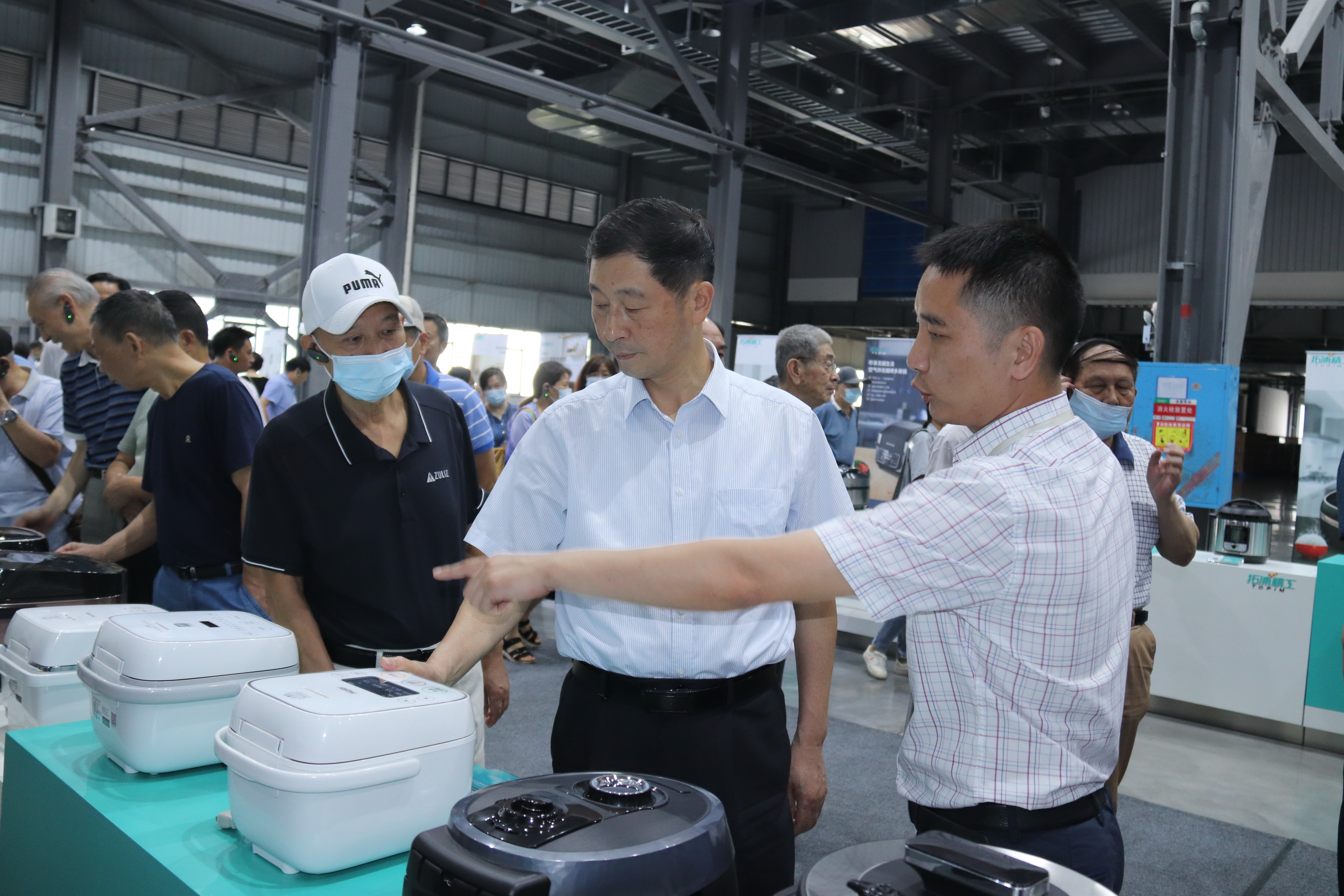 省人大常委會(huì)原副主任、機(jī)關(guān)離退休人員黨總支書記蔡力峰帶隊(duì)來(lái)我公司進(jìn)行了參觀調(diào)研